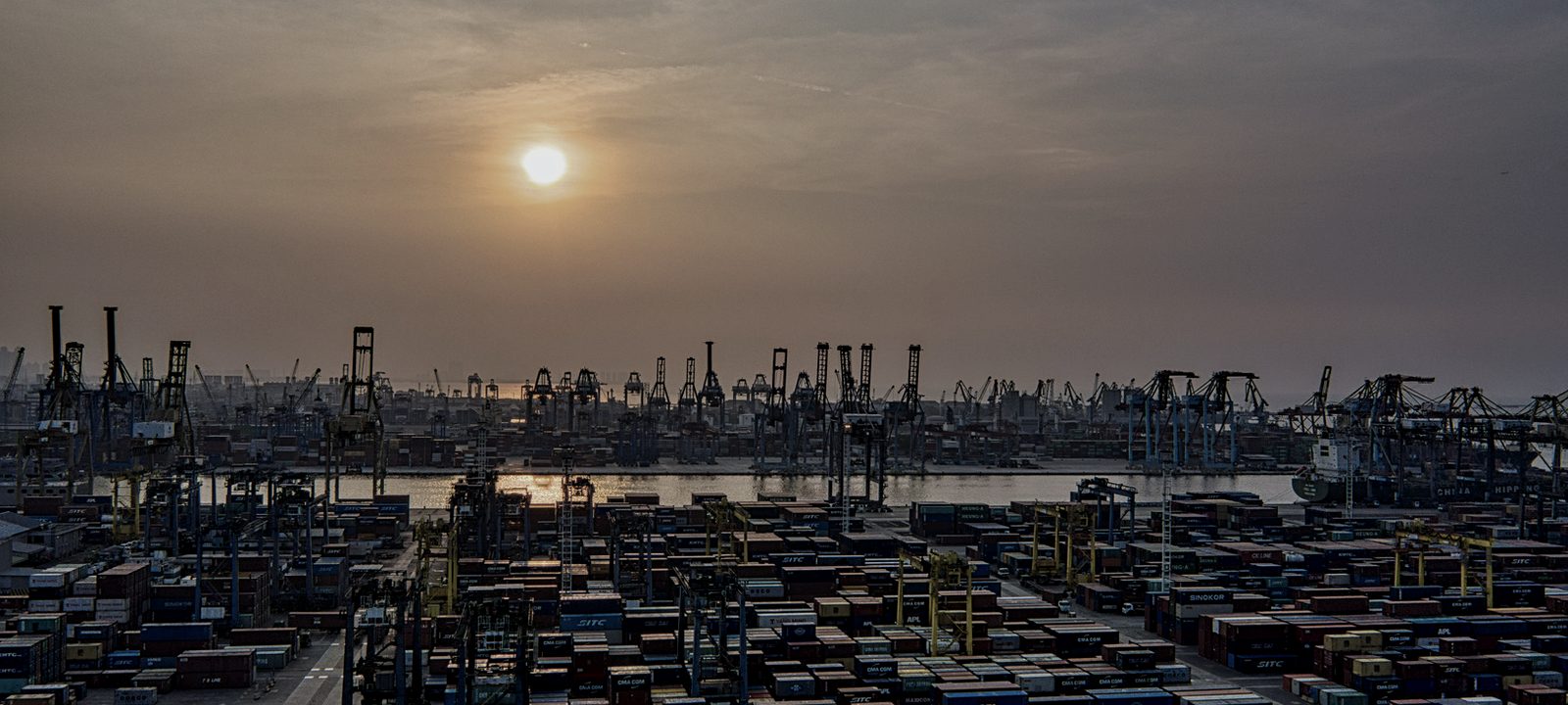 Containerhafen - Symbolbild für Import, Zoll und Lieferkette